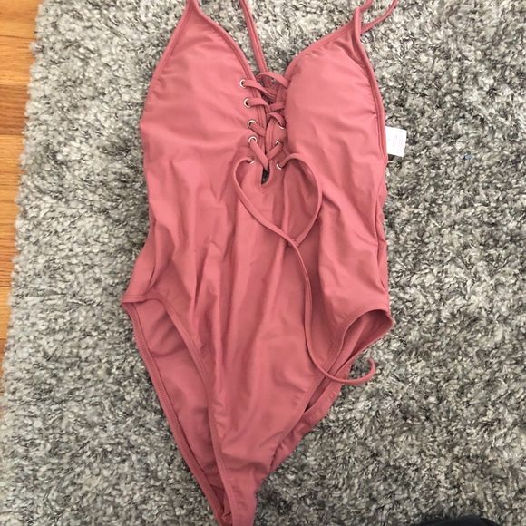 One piece bathing suit - Picture 1 of 3